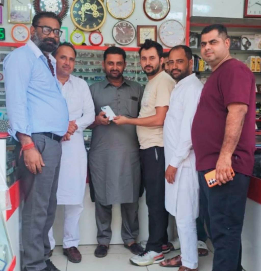 रतिया मोबाइल एसोसिएशन ने लौटाया करीब एक लाख रुपये का एप्पल आईफोन